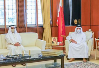وزير الديوان الملكي يتسلم نسخة من كتاب الزينة في ذكراك وكتاب وحدة في التنوع