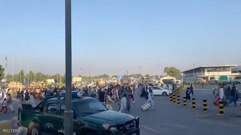 جنود أميركيون بمطار كابل يطلقون النار لإبعاد مدنيين أفغان