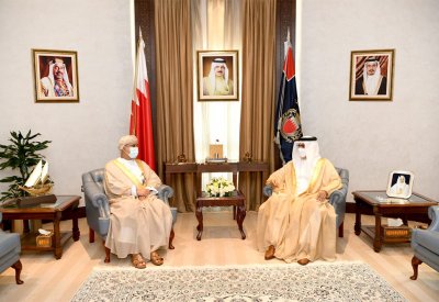 وزير الداخلية يستقبل سفير سلطنة عمان بمناسبة انتهاء فترة عمله