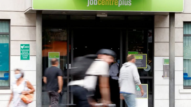 عدد الموظفين في بريطانيا يرتفع مع استمرار الانتعاش الاقتصادي