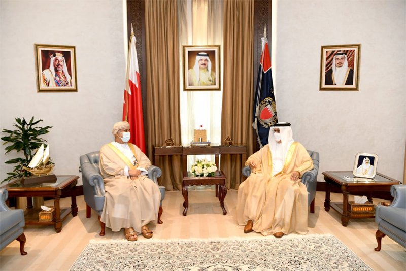 وزير الداخلية يستقبل سفير سلطنة عمان بمناسبة انتهاء فترة عمله