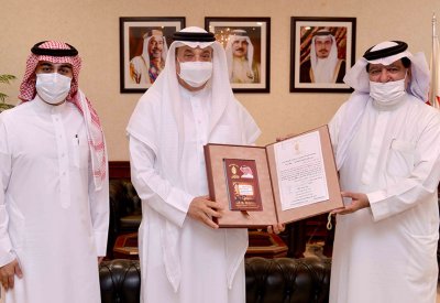 حميدان يتلقى نسخة من كتاب "جمال الكلمة جمال" للإعلامي جمال الياقوت