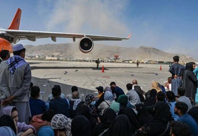 تدافع "كارثي" في مطار كابل.. ومسؤول بالناتو يكشف التفاصيل