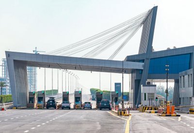المرور: القبض على سائق قام بقيادة مركبته عكس السير على جسر الملك فهد