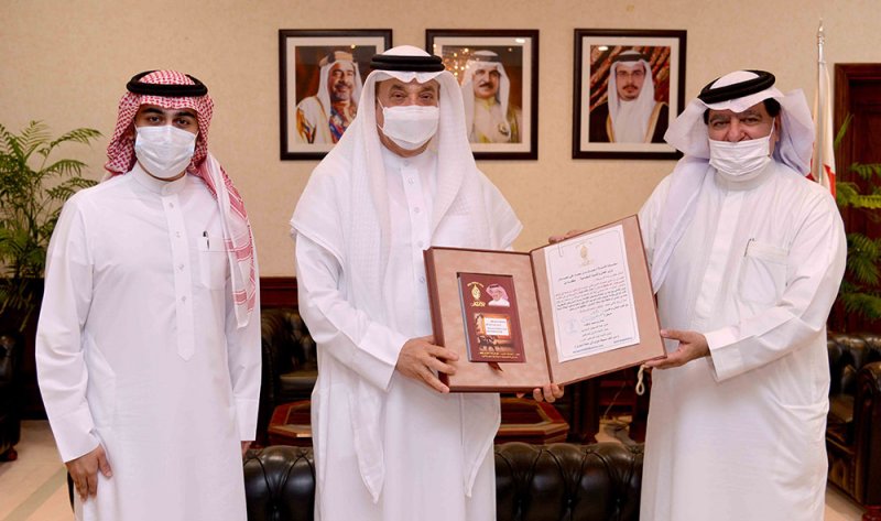حميدان يتلقى نسخة من كتاب "جمال الكلمة جمال" للإعلامي جمال الياقوت