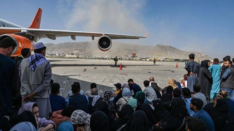 تدافع "كارثي" في مطار كابل.. ومسؤول بالناتو يكشف التفاصيل