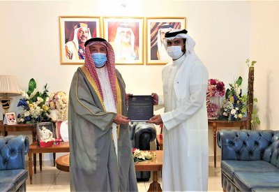 محافظ المحرق يشيد بحرص الشباب على مواصلة التحصيل العلمي 