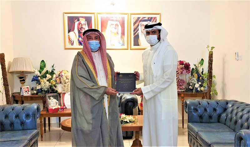 محافظ المحرق يشيد بحرص الشباب على مواصلة التحصيل العلمي 