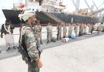 الحوثيون ينهبون عائدات ميناء الحديدة