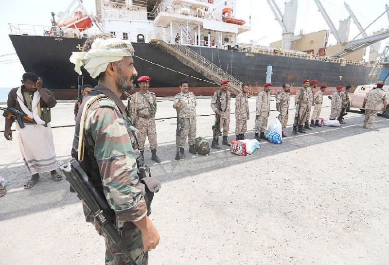 الحوثيون ينهبون عائدات ميناء الحديدة