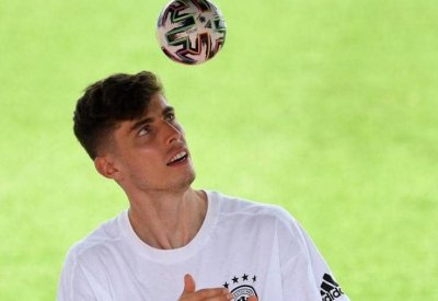 لفتة إنسانية من لاعب تشلسي.. يتبرع بحذائه وقميصه لسبب نبيل