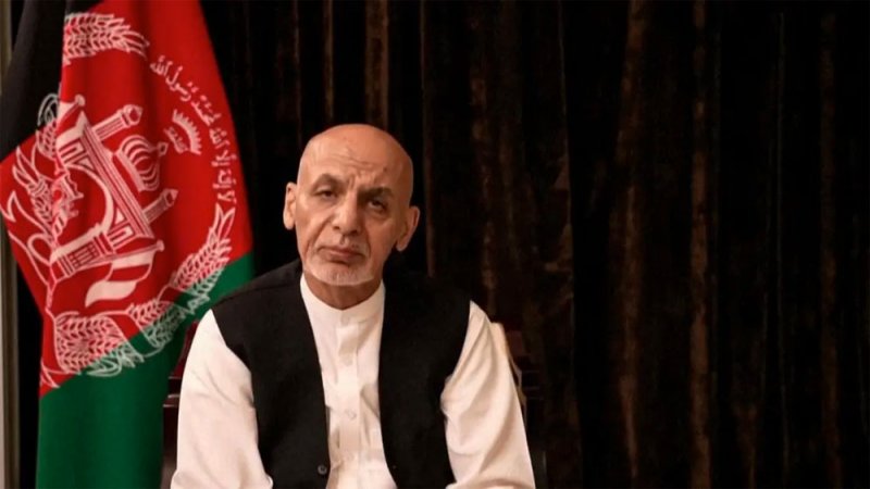غادر بملابسه.. تفاصيل فرار أشرف غني من أفغانستان للإمارات