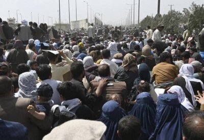 حشود كبيرة وفوضى في مطار كابل.. و3 جثث "مجهولة"