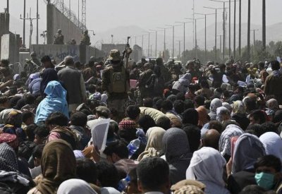 حشود بمطار كابل.. إطلاق نار وطوابير طويلة