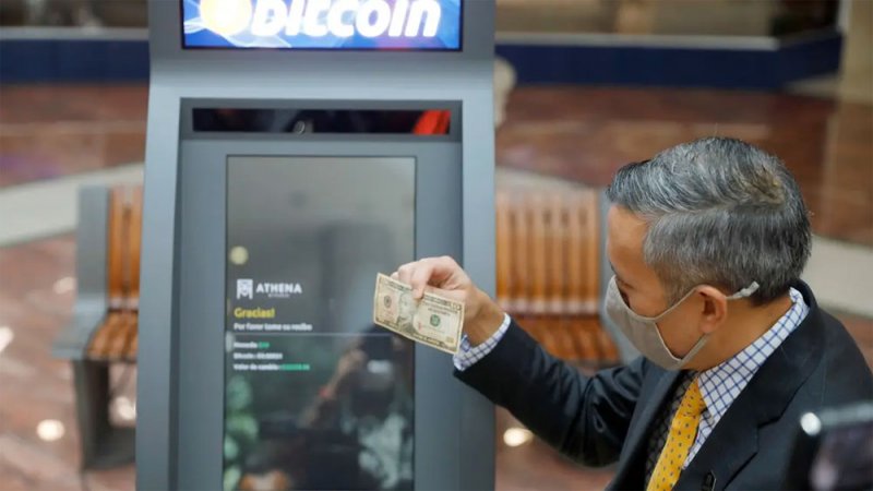 السلفادور تستعد لاعتماد بيتكوين رسمياً بأجهزة صراف آلي ومحفظة رقمية
