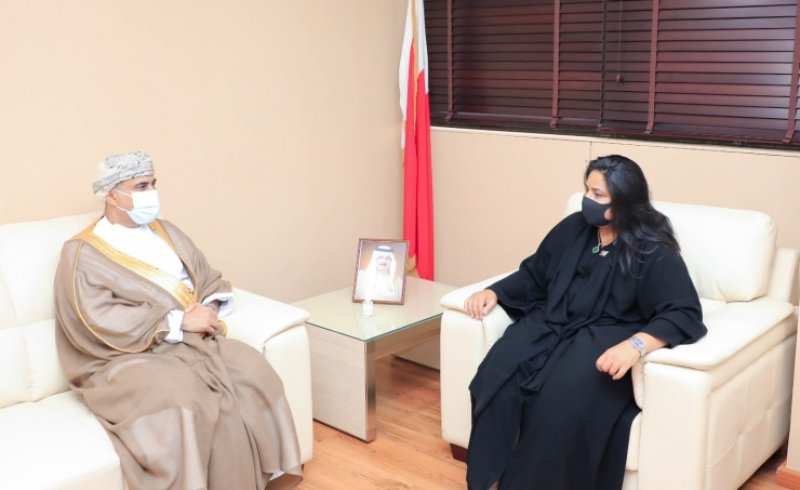 الأمين العام لمجلس التعليم العالي تستقبل سفير سلطنة عُمان لدى مملكة البحرين