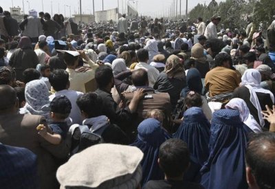 رغم التحذيرات من "تهديد إرهابي".. ازدحام كبير في مطار كابل