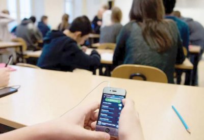 استفتاء البلاد: هل تؤيد إدخال الهواتف الذكية للمدارس؟