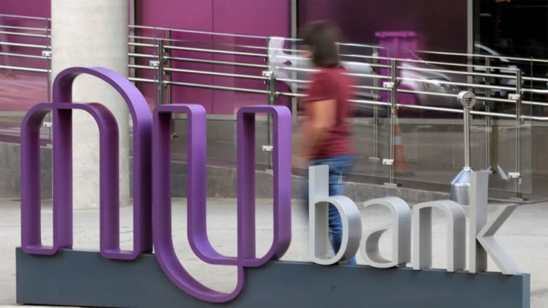 بنك رقمي مدعوم من وارن بافيت يسعى لسحب البساط من عملاق تقليدي