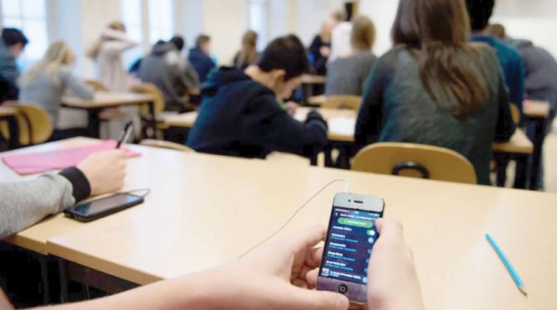 استفتاء البلاد: هل تؤيد إدخال الهواتف الذكية للمدارس؟