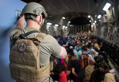 البيت الأبيض: لا يمكن إجلاء كل أفغاني يريد مغادرة البلاد