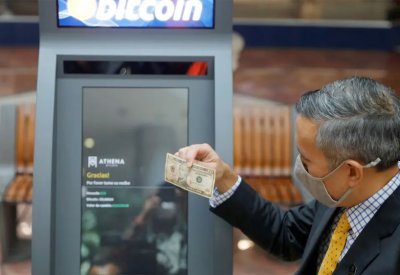 بهذه الدولة.. يتلقون رواتبهم عبر "بيتكوين" وأول صراف آلي لها