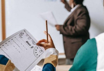 لمخالفتها إجراءات الوقاية.. معلمة تتسبب بـ"كارثة" في مدرسة