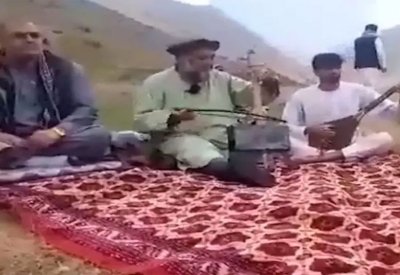 جروه من منزله وقتلوه.. فيديو لمغن أفغاني شعبي شهير