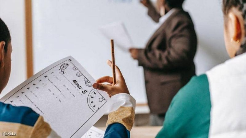 لمخالفتها إجراءات الوقاية.. معلمة تتسبب بـ"كارثة" في مدرسة