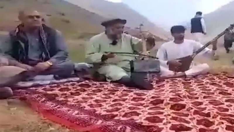 جروه من منزله وقتلوه.. فيديو لمغن أفغاني شعبي شهير