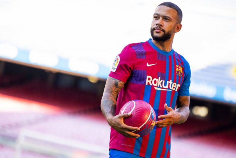 ديباي يواصل التألق ويقود برشلونة للفوز على خيتافي