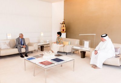 السفير المصري لدى المملكة يزور معرض البحرين السنوي للفنون التشكيلية