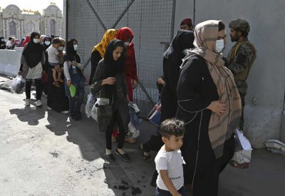 بمساعدة أحد المحاربين القدامى.. القصة المثيرة لهروب 4 أطفال أفغان إلى أمهم بأميركا