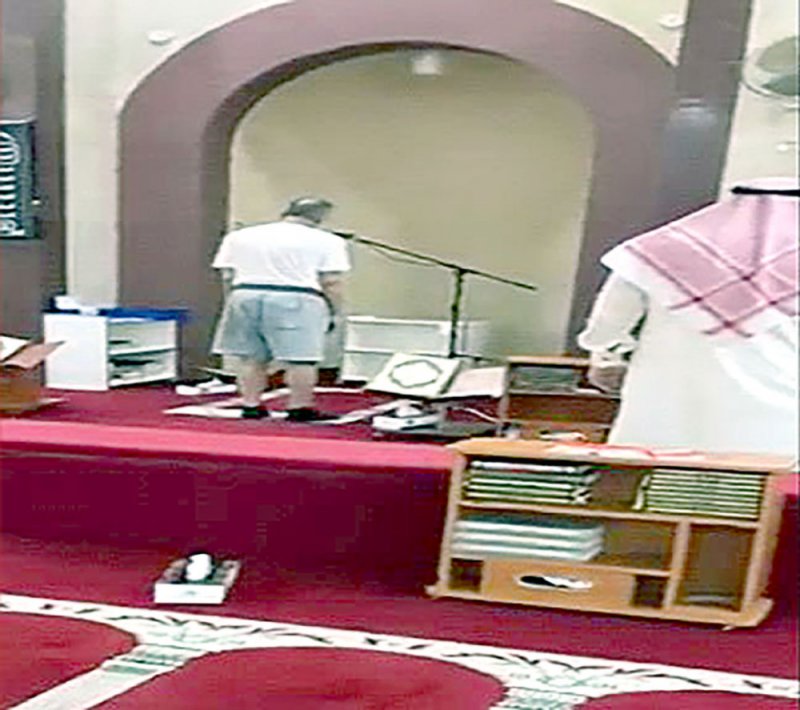 مؤذن ال “شورت” يفجر الجدل في الكويت