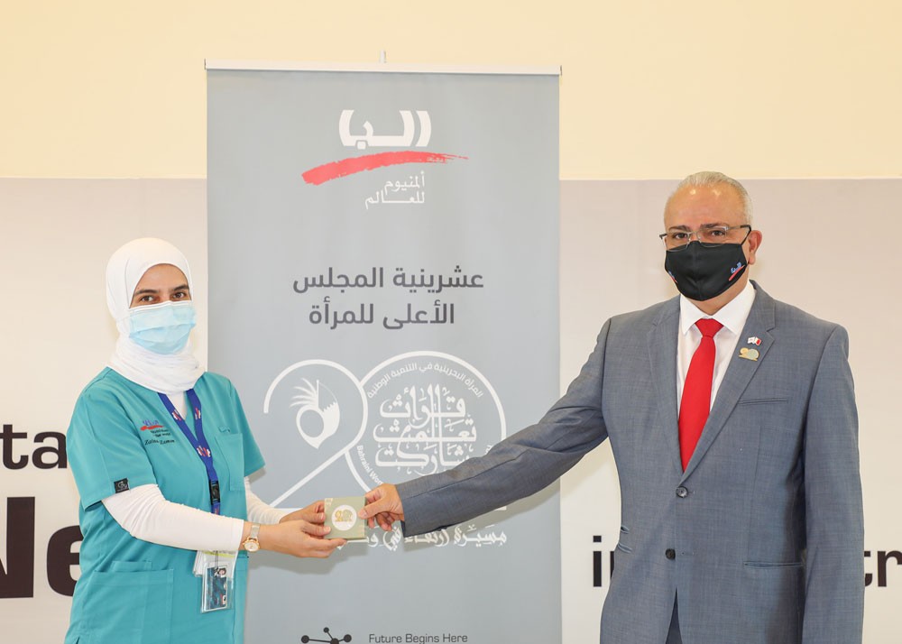 الرئيس التنفيذي لشركة البا علي البقالي يكرم موظفات الشركة في الذكرى العشرين لتأسيس المجلس الأعلى للمرأة