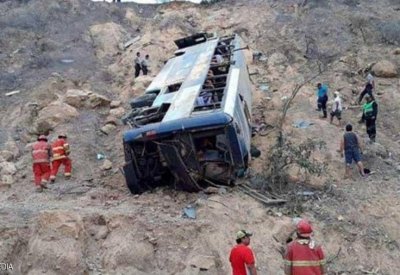 بالفيديو: حادث مرعب.. 32 قتيلا إثر سقوط حافلة في واد