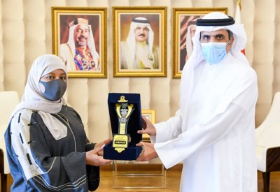 وزير الإعلام يستقبل ضحى مدني بمناسبة فوزها بجائزة الشباب العربي المتميز