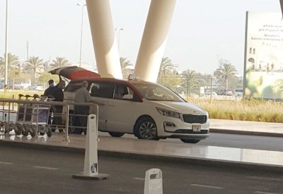 عمليات نقل "غير مرخصة" في المطار وأصحاب "التاكسي" ينتظرون 5 ساعات للحصول على زبون