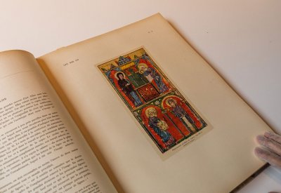 حاكم الشارقة يهدي "بيت الحكمة" 12 ألف كتاب وإصدار من أندر المؤلفات المتخصصة في الفنون العربية والإسلامية