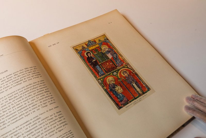 حاكم الشارقة يهدي "بيت الحكمة" 12 ألف كتاب وإصدار من أندر المؤلفات المتخصصة في الفنون العربية والإسلامية