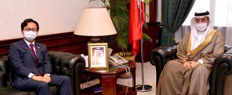 حميدان يستعرض مع السفير الكوري تجربة البحرين في المجالات العمالية والتنموية 