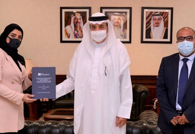 حميدان يتسلم نسخة لرسالة ماجستير "امتثال مؤسسات التدريب المهني للأنظمة والتراخيص"