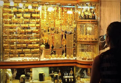 تجار الذهب يستخرجون 12 ألف دينار من سجاد محلاتهم سنويًا