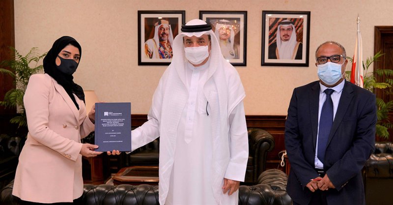 حميدان يتسلم نسخة لرسالة ماجستير "امتثال مؤسسات التدريب المهني للأنظمة والتراخيص"