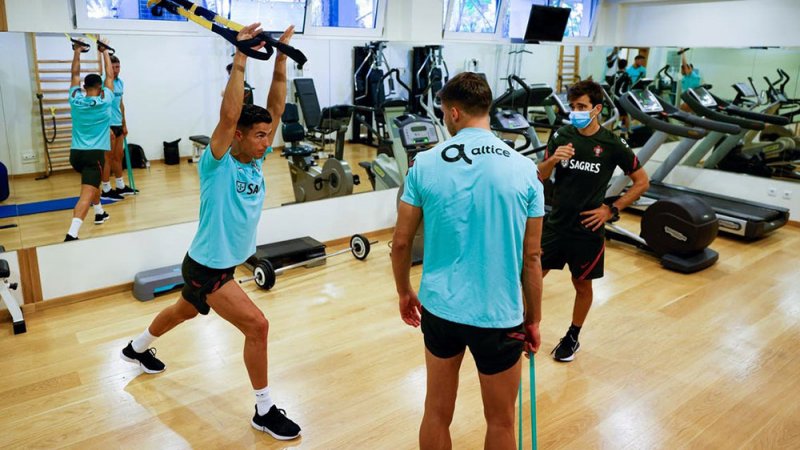 رونالدو يغادر معسكر منتخب البرتغال بسبب "الإنذارات"