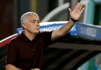 مورينيو يحث تشاكا على تلقي لقاح "كورونا"