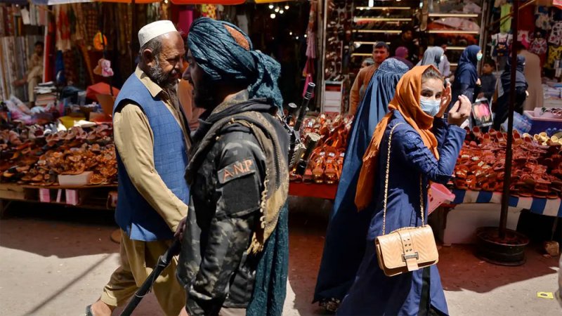 أميركا تسمح بمساعدات للأفغان.. وتمنعها عن حكومة طالبان