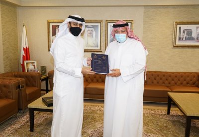 وزير العدل يتسلم نسخة من رسالة الماجستير للقاضي عبدالعزيز الجابري
