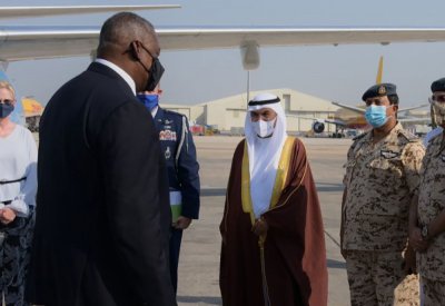 وزير شؤون الدفاع في مقدمة مستقبلي وزير الدفاع الأمريكي لدى وصوله البلاد