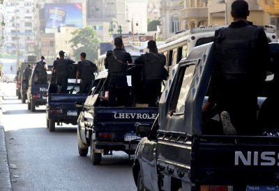 "على طريقة عادل إمام".. حبس قوة شرطة مزيفة داهمت مراكز صحية